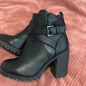 Black boots size 6 1/2